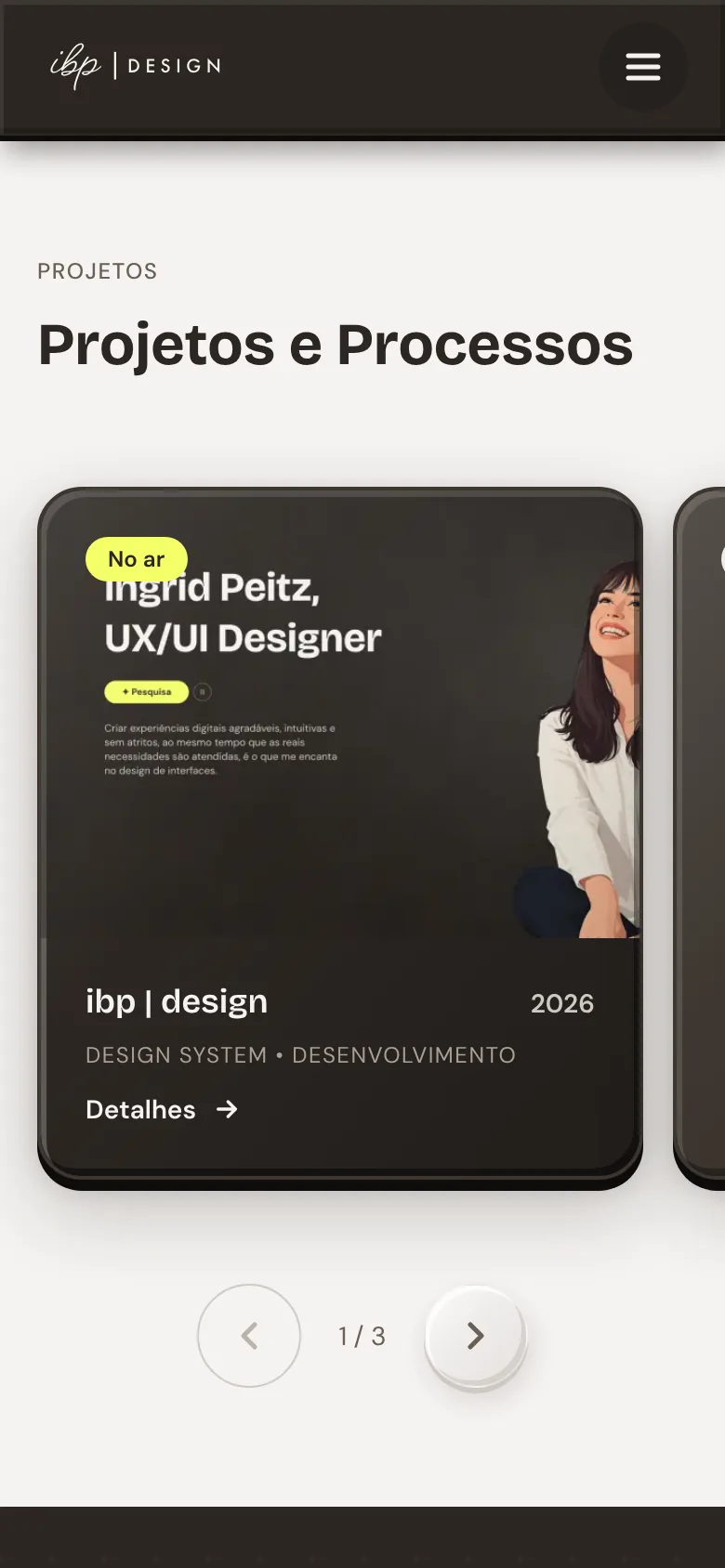 Projetos no celular: o card do ibp | design em destaque no carrossel, com os cards “Em breve” dos lados.